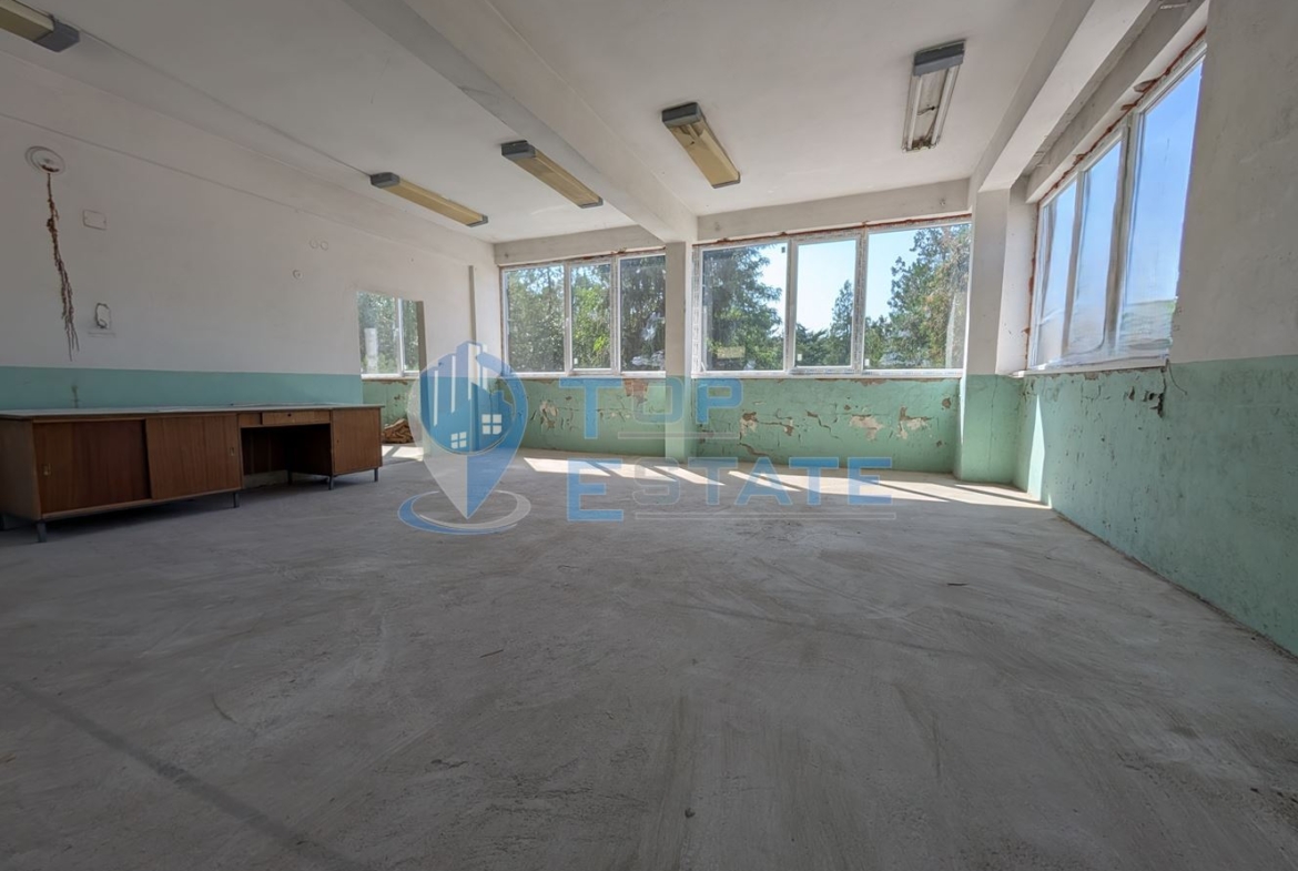 Търговска сграда в центъра на село Самоводене - 0