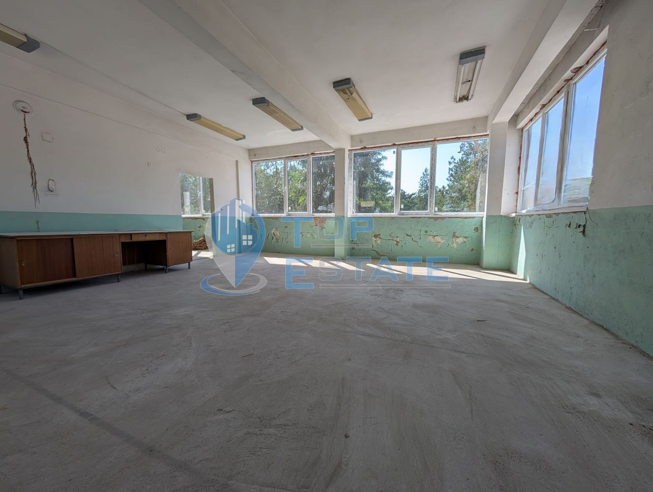 Търговска сграда в центъра на село Самоводене - 0