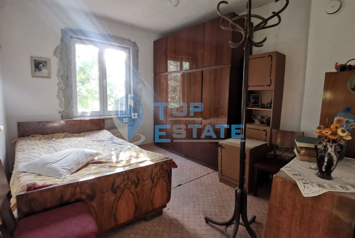 Тухлена къща с гараж и голям двор в село Джулюница, област Велико Търново - 0