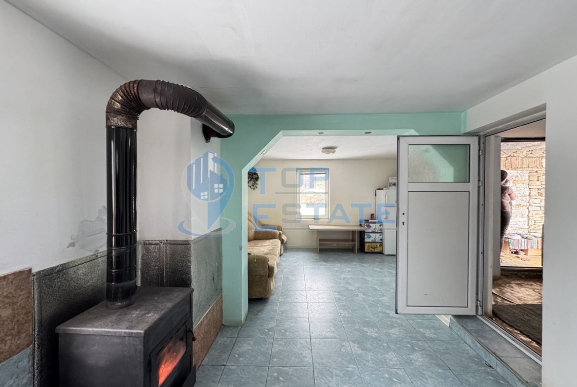 Двуетажна къща с голям двор в с. Скалско, област Габрово. - 0