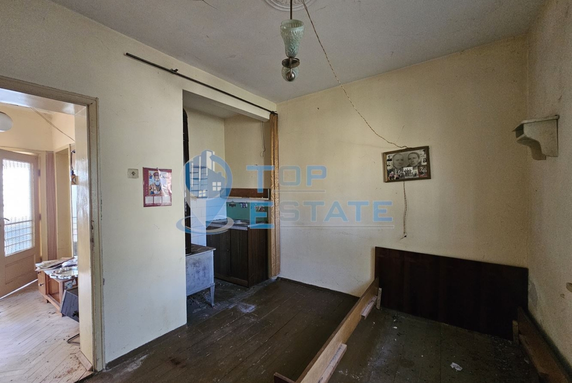 Тухлена къща с вътрешна тоалетна, гараж и голям двор в село Българско сливово, област В. Търново - 0