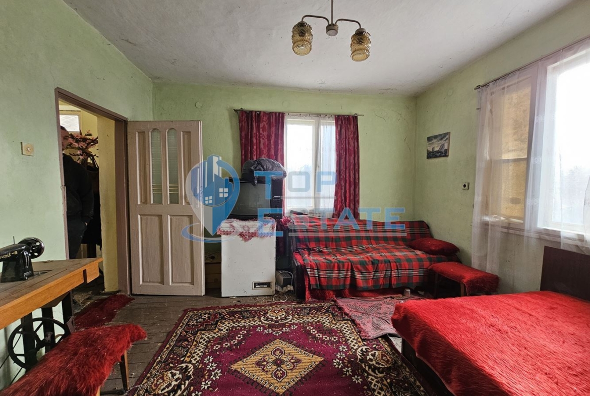 Тухлена къща с вътрешна тоалетна и голям двор в село Драгомирово, община Свищов - 0