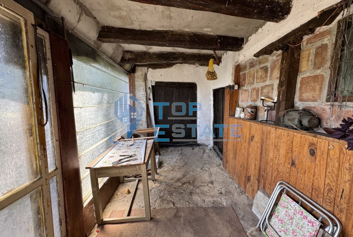 Двуетажна тухлена къща с кладенец и голям двор в село Гоздейка, област Велико Търново - 0