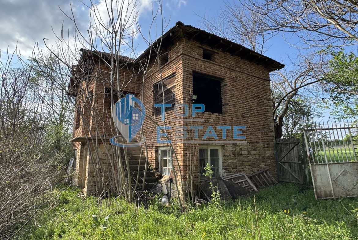 Двуетажна тухлена къща с голям двор в село Патреш, област Велико Търново - 0