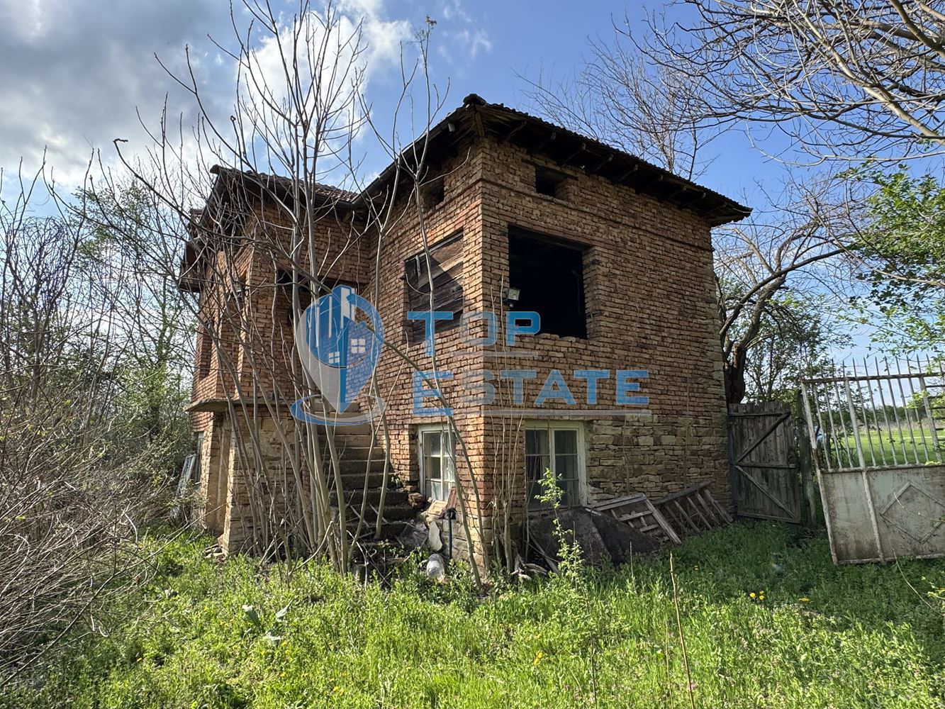 Двуетажна тухлена къща с голям двор в село Патреш, област Велико Търново - 0