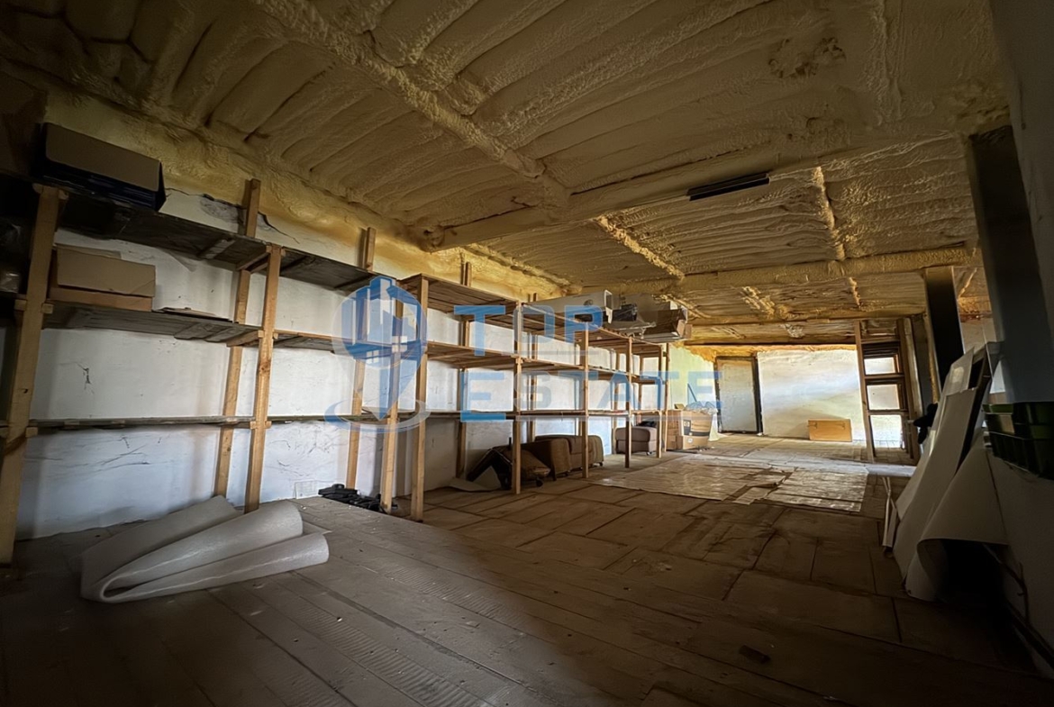 Двуетажна сграда подходяща за развитие на бизнес в центъра на град Павликени, област Велико Търново - 0