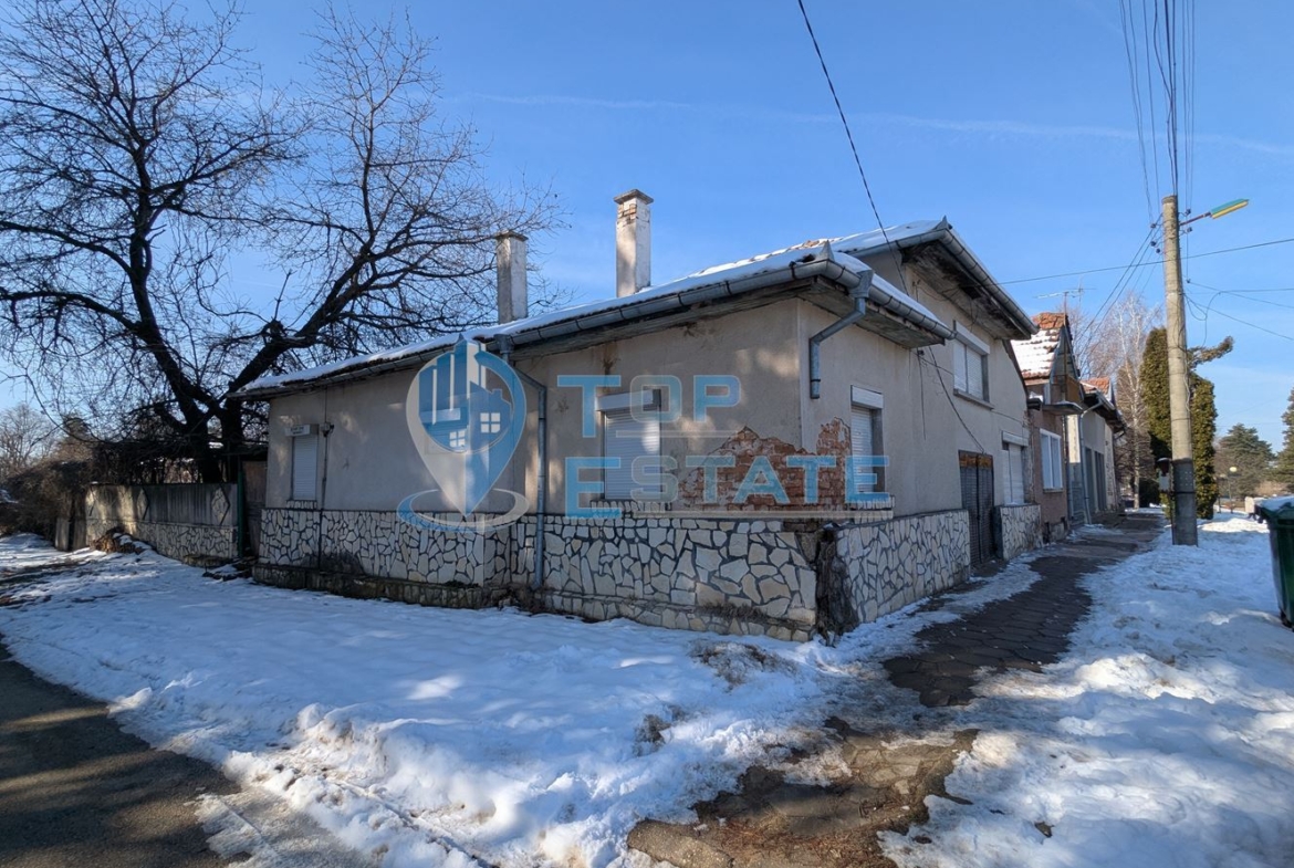 Едноетажна тухлена къща в близост до детска градина в град Борово, област Русе - 0