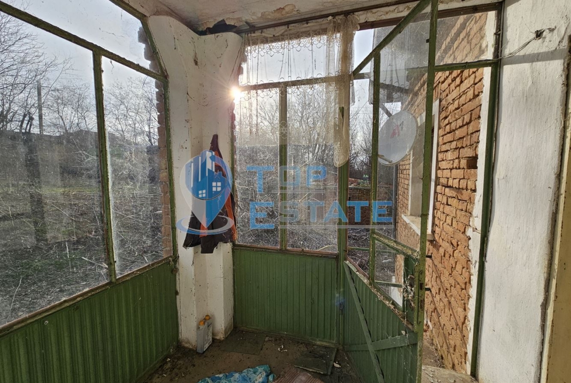 Двуетажна тухлена къща с голям двор в село Козловец, община Свищов - 0