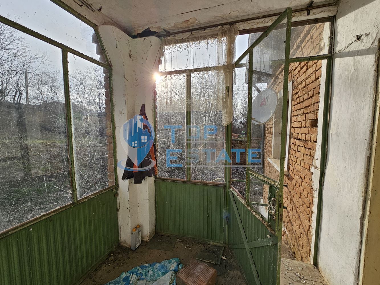 Двуетажна тухлена къща с голям двор в село Козловец, община Свищов - 0