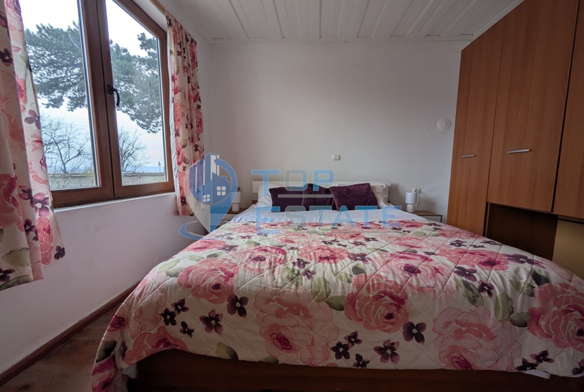 Двуетажна къща с голям двор и кладенец в село Ресен - 0