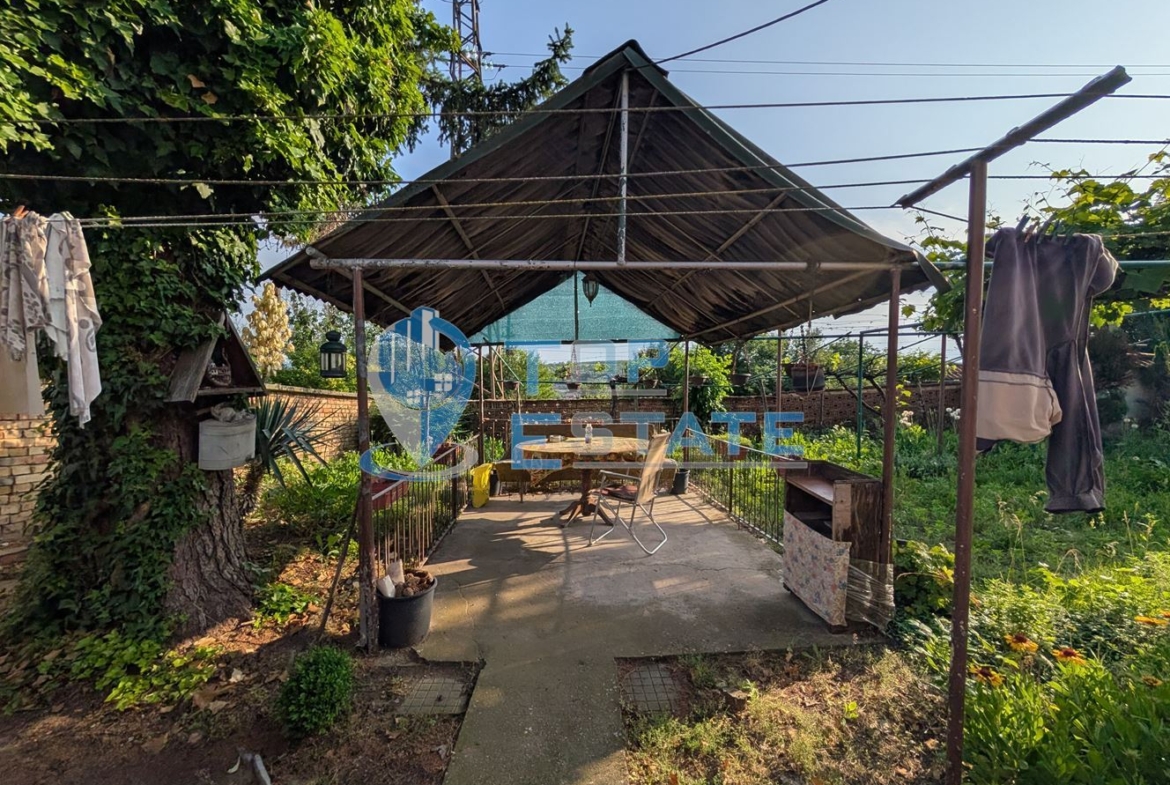 Едноетажна къща с множество стопански постройки и голям двор в село Хаджидимитрово - 0