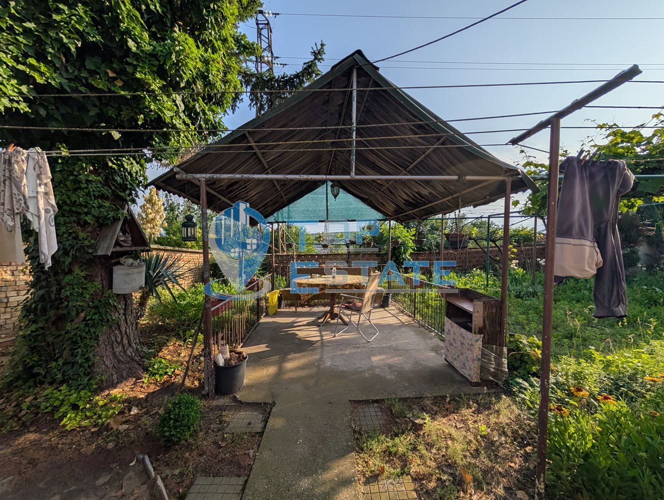 Едноетажна къща с множество стопански постройки и голям двор в село Хаджидимитрово - 0