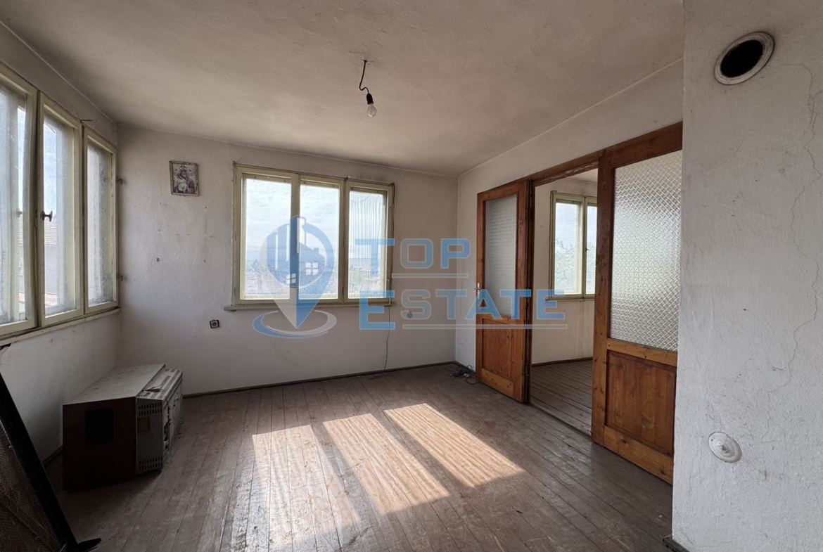 Етаж от къща със сутеренен етаж в град Павликени, област Велико Търново - 0