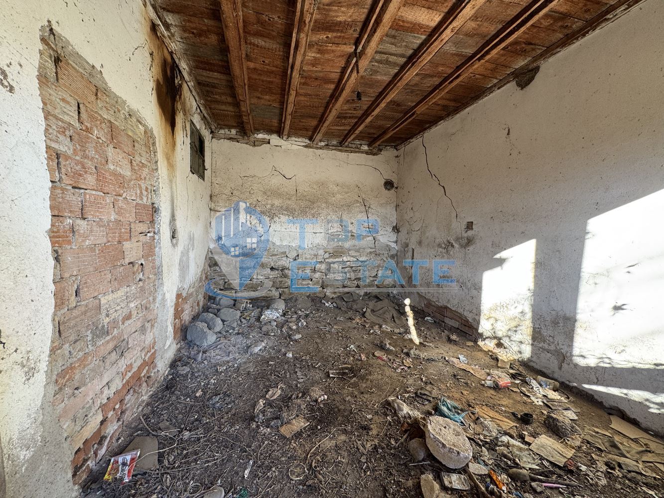 Здрава тухлена къща с голям двор в с. Масларево, област Велико Търново. - 0