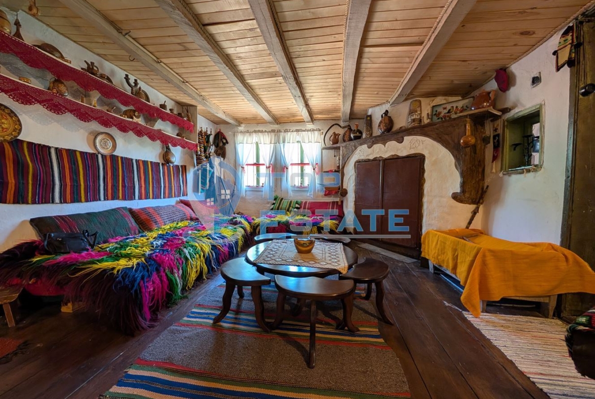 Автентична реновирана къща в град Елена - 0