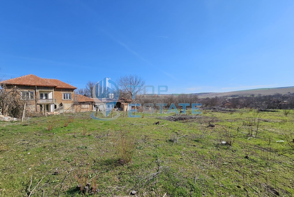 Тухлена къща с кладенец и голям двор в село Павел - 0