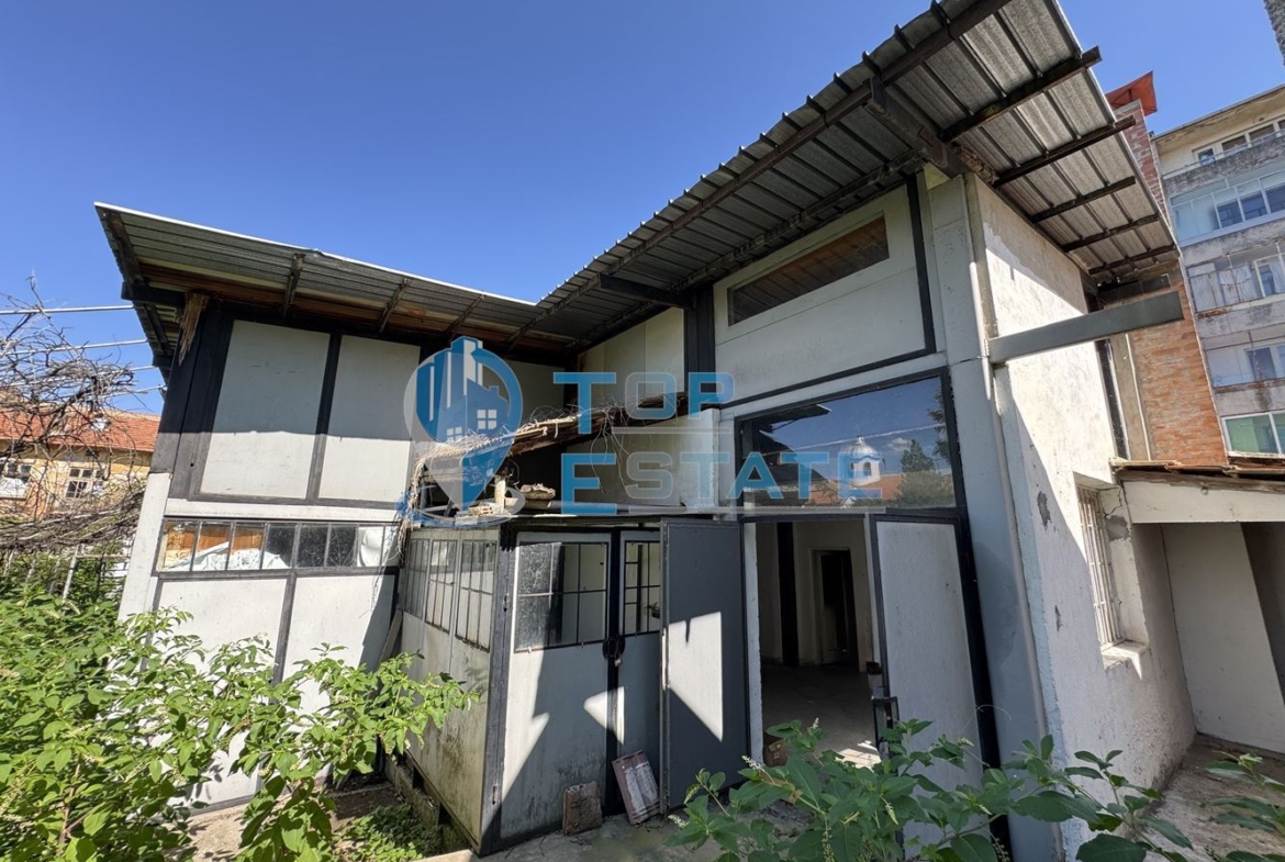 Двуетажна сграда подходяща за развитие на бизнес в центъра на град Павликени, област Велико Търново - 0