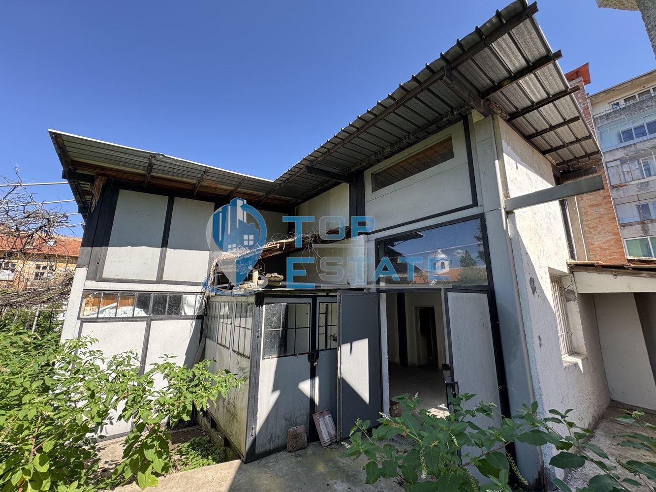 Двуетажна сграда подходяща за развитие на бизнес в центъра на град Павликени, област Велико Търново - 0