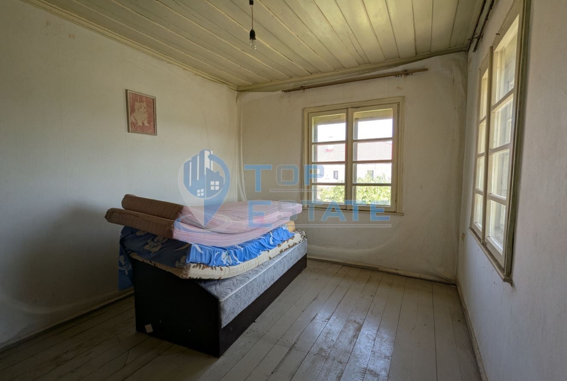 Двуетажна тухлена къща в село Драгижево, област Велико Търново - 0