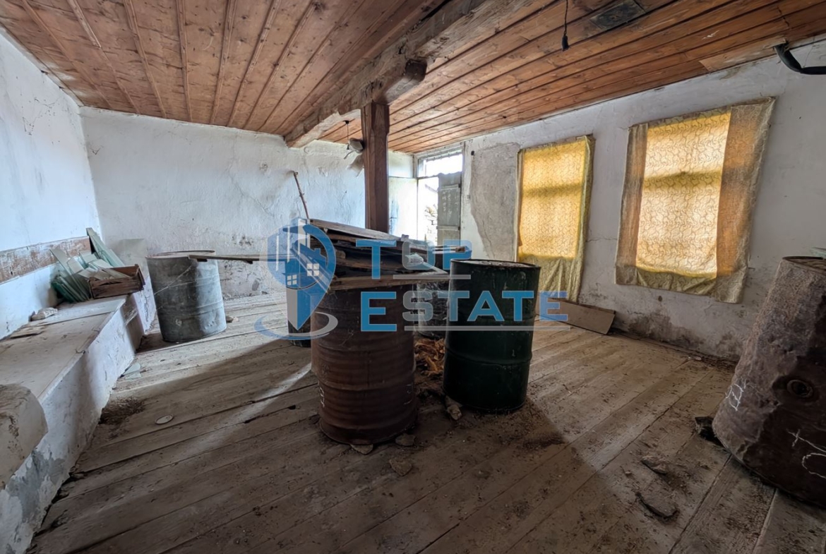 Двуетажна старинна къща с кладенец в село Малки Вършец - 0