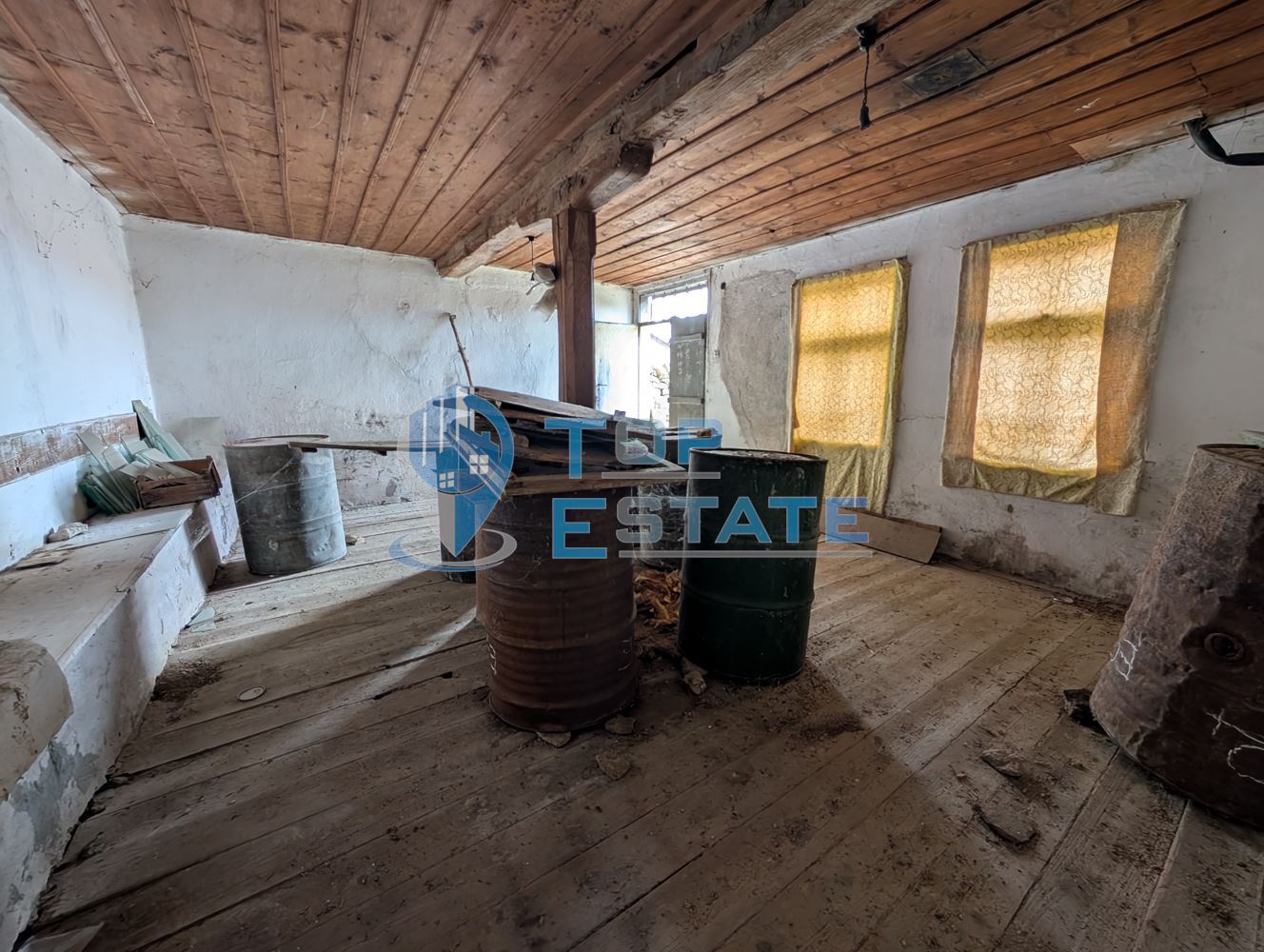 Двуетажна старинна къща с кладенец в село Малки Вършец - 0