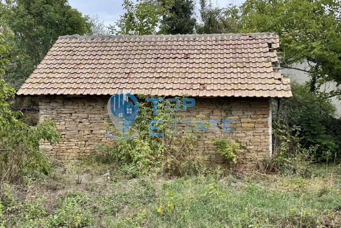 Двуетажна тухлена къща с допълнителни постройки и голям двор в село Караиванца, област Габрово. - 0