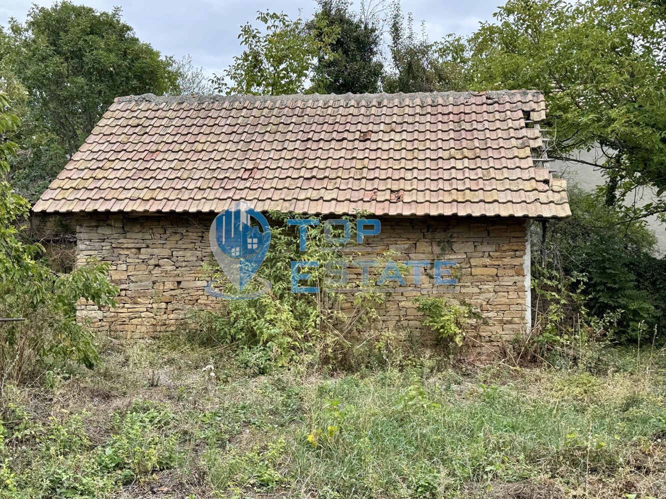 Двуетажна тухлена къща с допълнителни постройки и голям двор в село Караиванца, област Габрово. - 0