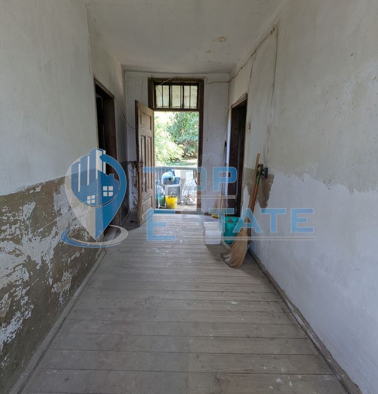 Двуетажна тухлена къща с голям двор в село Поликраище, област Велико Търново - 0