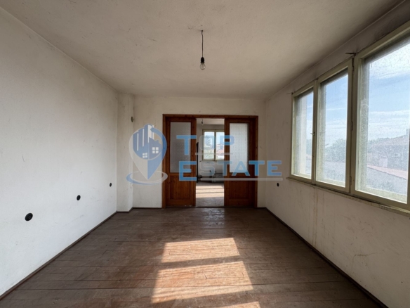 Етаж от къща със сутеренен етаж в град Павликени, област Велико Търново - 0