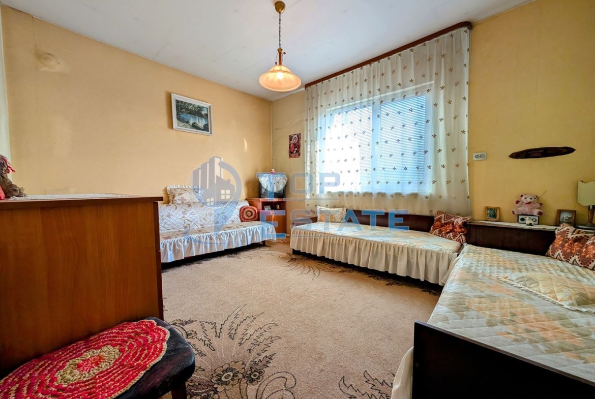 Едноетажна къща с множество стопански постройки и голям двор в село Хаджидимитрово - 0