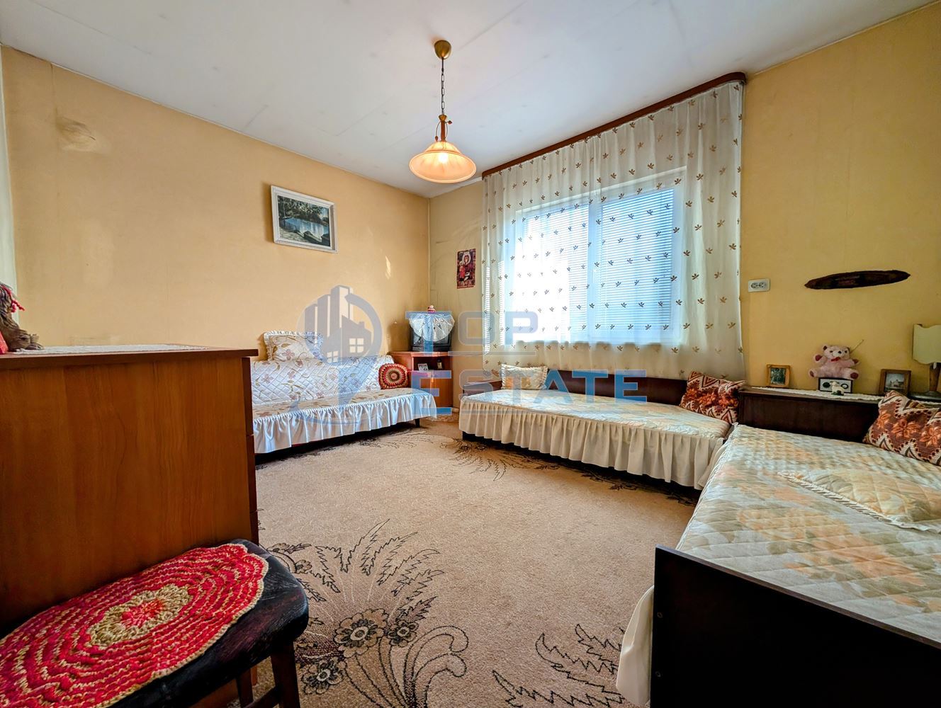 Едноетажна къща с множество стопански постройки и голям двор в село Хаджидимитрово - 0