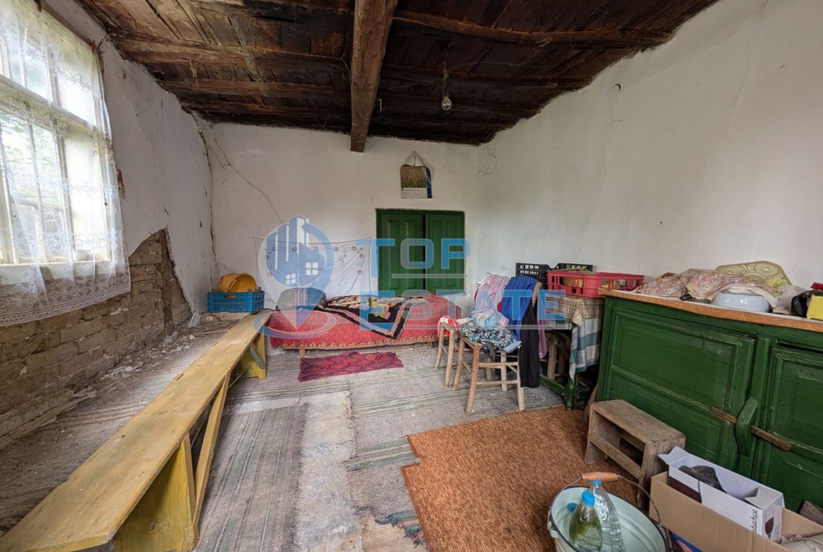 Двуетажна старинна къща с кладенец в село Малки Вършец - 0