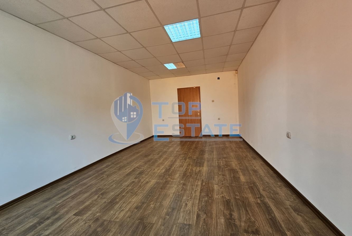 Просторен офис със самостоятелен достъп под наем в град Горна Оряховица - 0