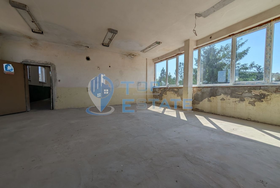 Търговска сграда в центъра на село Самоводене - 0