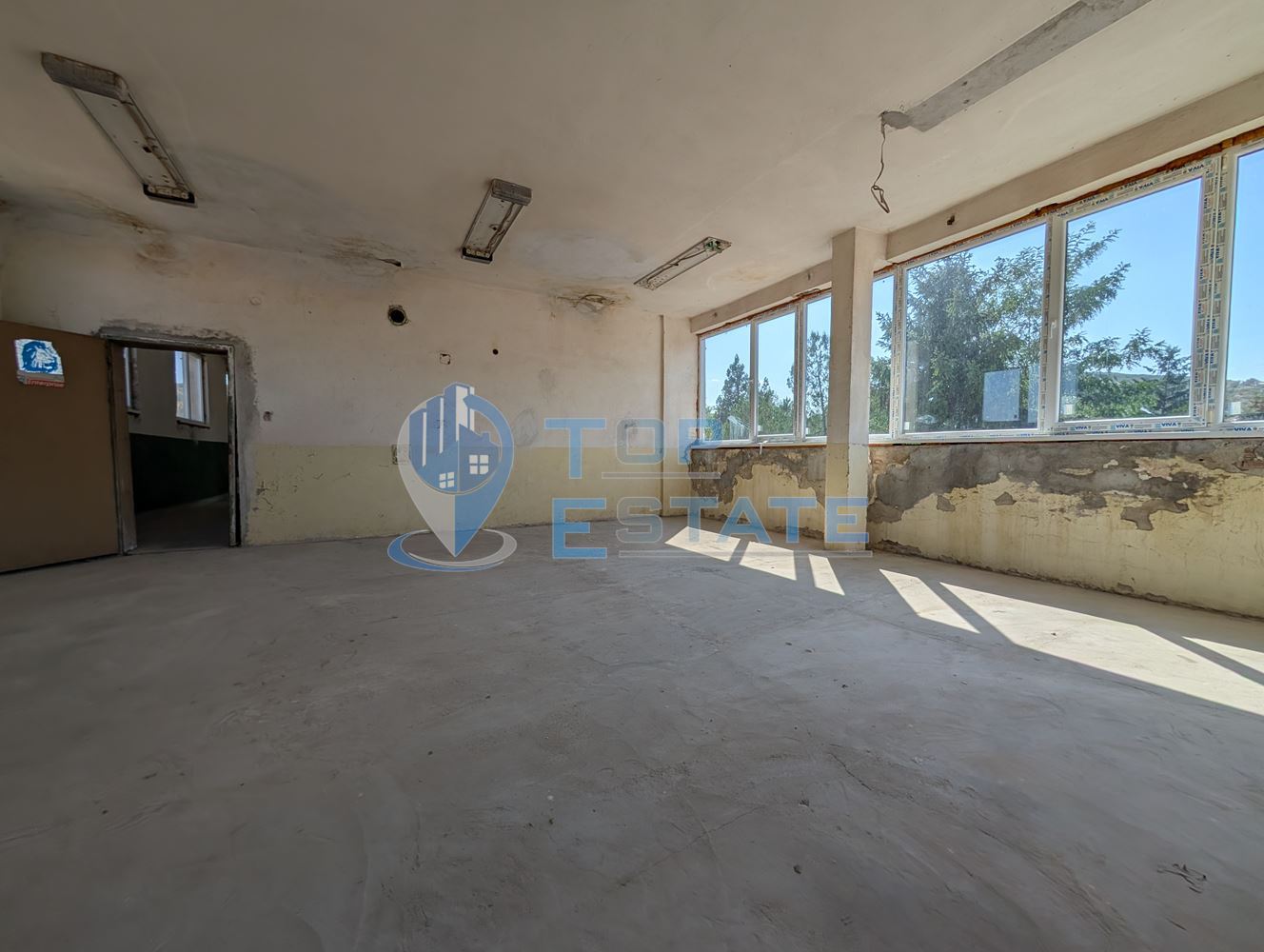 Търговска сграда в центъра на село Самоводене - 0