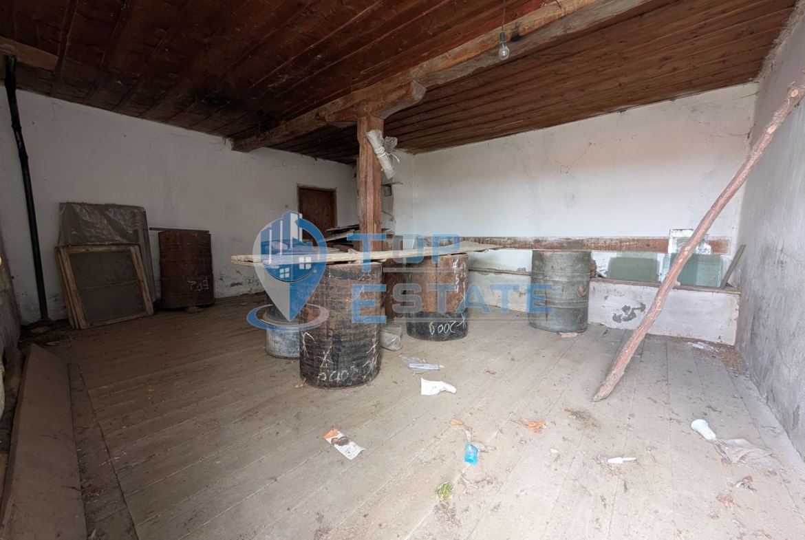 Двуетажна старинна къща с кладенец в село Малки Вършец - 0