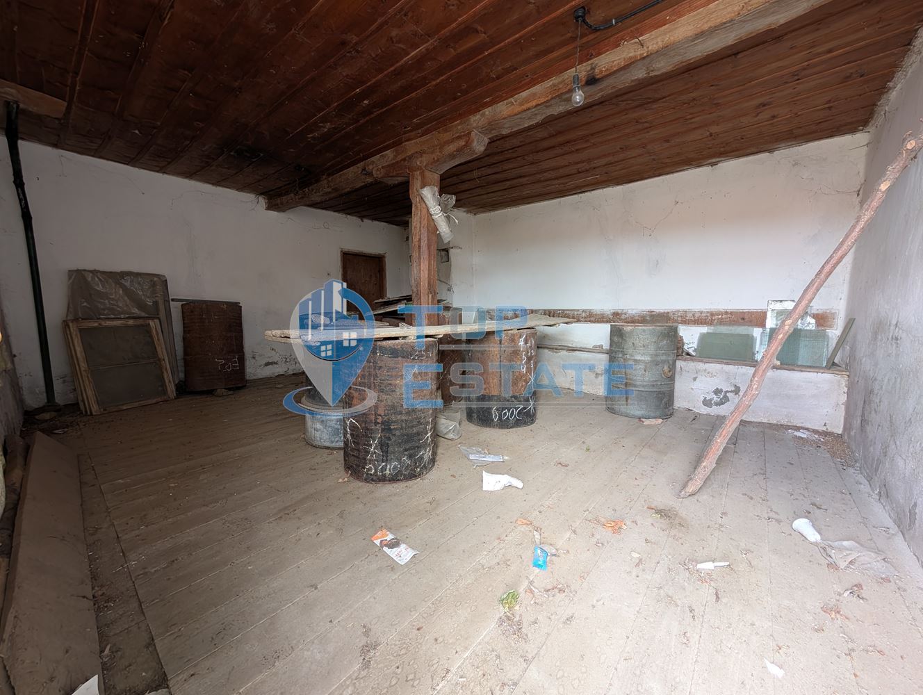 Двуетажна старинна къща с кладенец в село Малки Вършец - 0