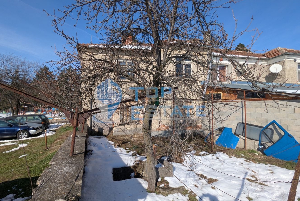 Двуетажна тухлена къща в близост до центъра на град Борово, област Габрово - 0