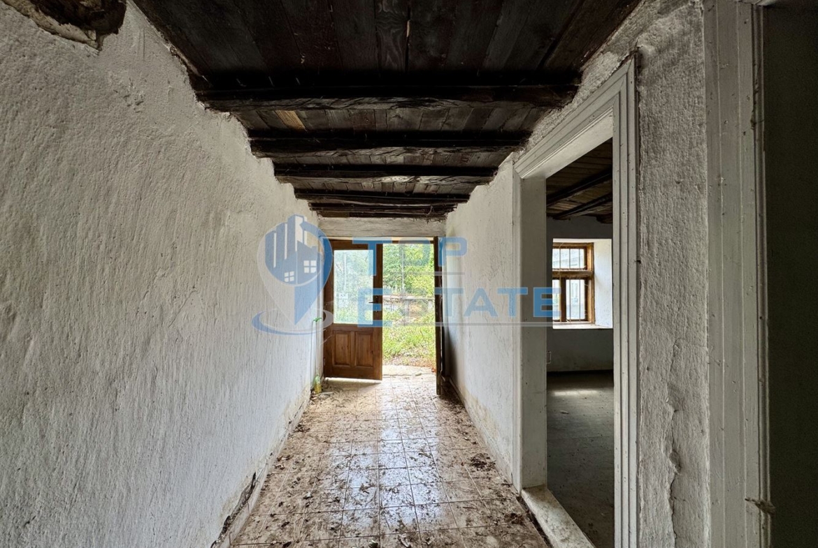 Двуетажна тухлена къща с допълнителни постройки и голям двор в село Караиванца, област Габрово. - 0