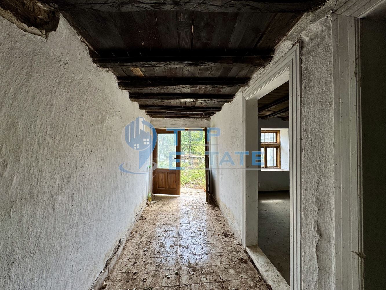 Двуетажна тухлена къща с допълнителни постройки и голям двор в село Караиванца, област Габрово. - 0