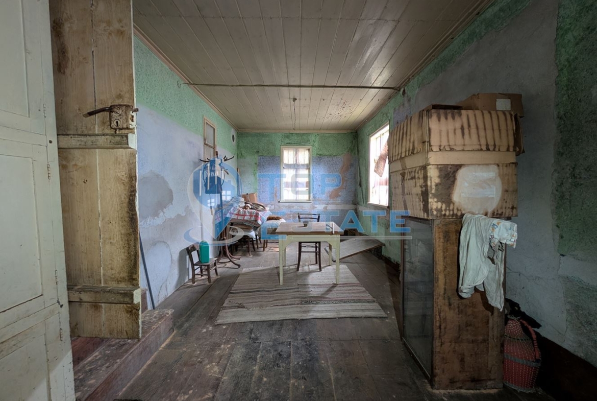 Двуетажна тухлена къща в близост до град Плачковци - 0