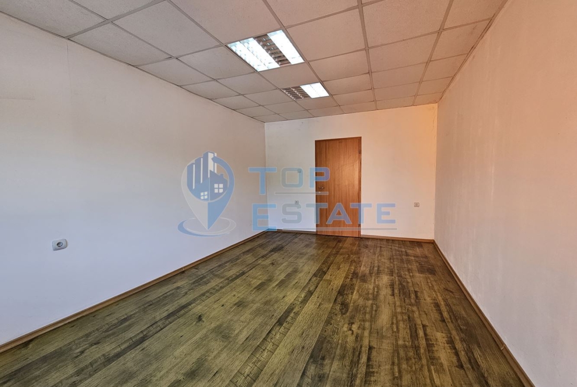 Просторен офис със самостоятелен достъп под наем в град Горна Оряховица - 0