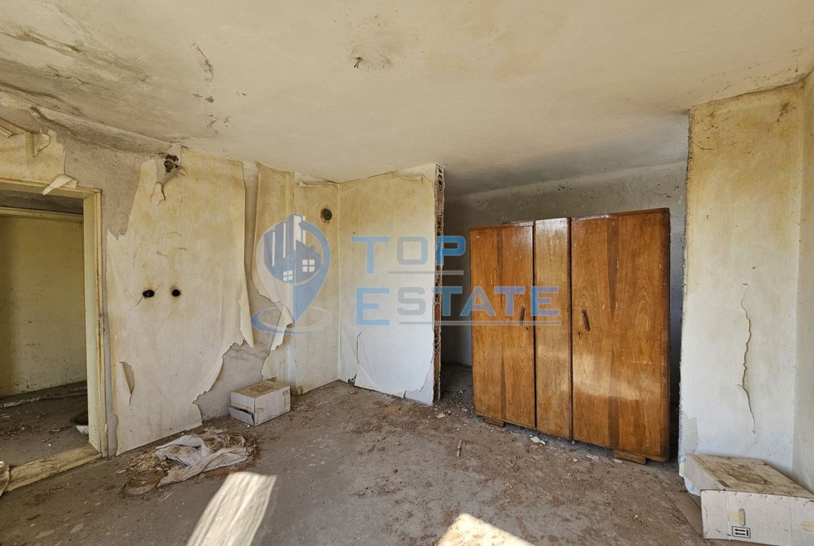 Масивна тухлена двуетажна къща с голям двор в село Драгомирово, община Свищов - 0