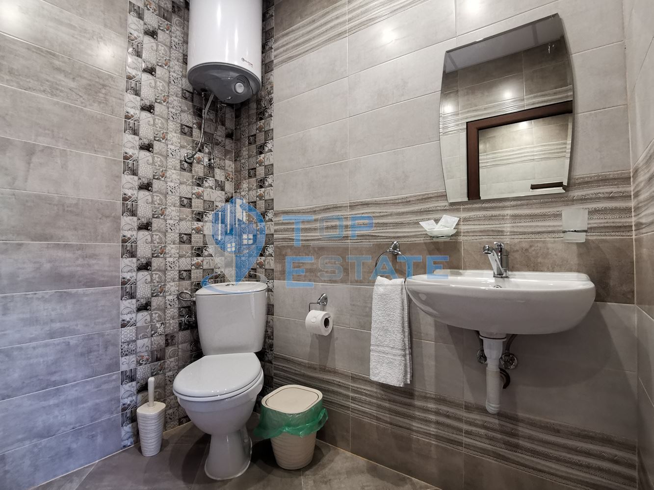 Двуетажна къща за гости в централната част на Велико Търново - 0