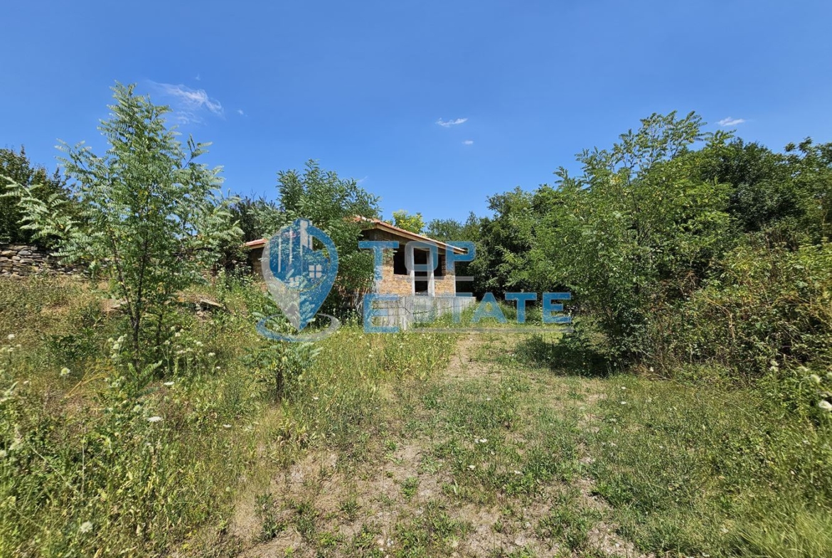 Голям панорамен парцел с къща на груб строеж със завършен покрив в село Славейково, област Габрово - 0