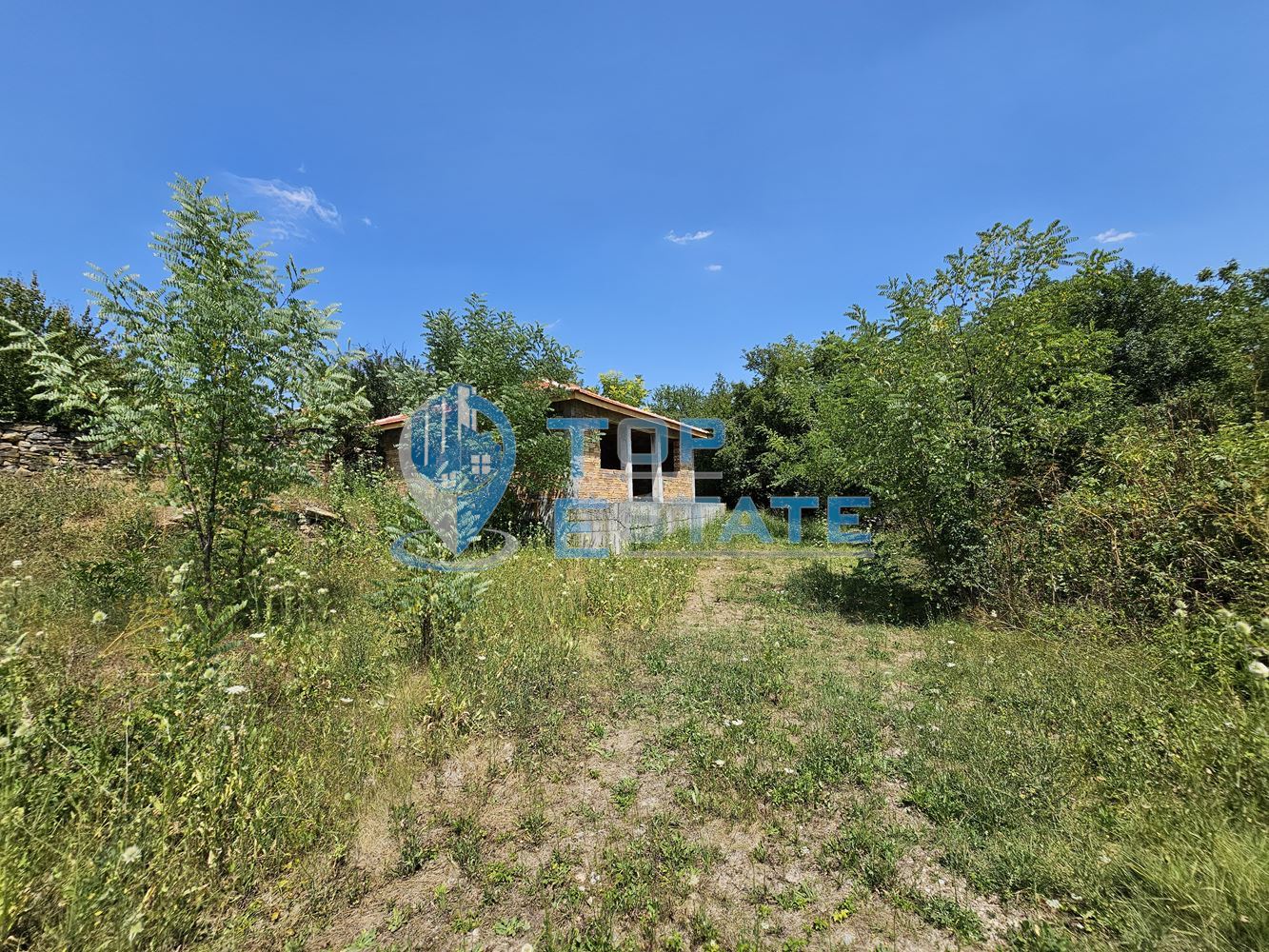 Голям панорамен парцел с къща на груб строеж със завършен покрив в село Славейково, област Габрово-0 Голям панорамен парцел с къща на груб строеж със завършен покрив в село Славейково, област Габрово - 0