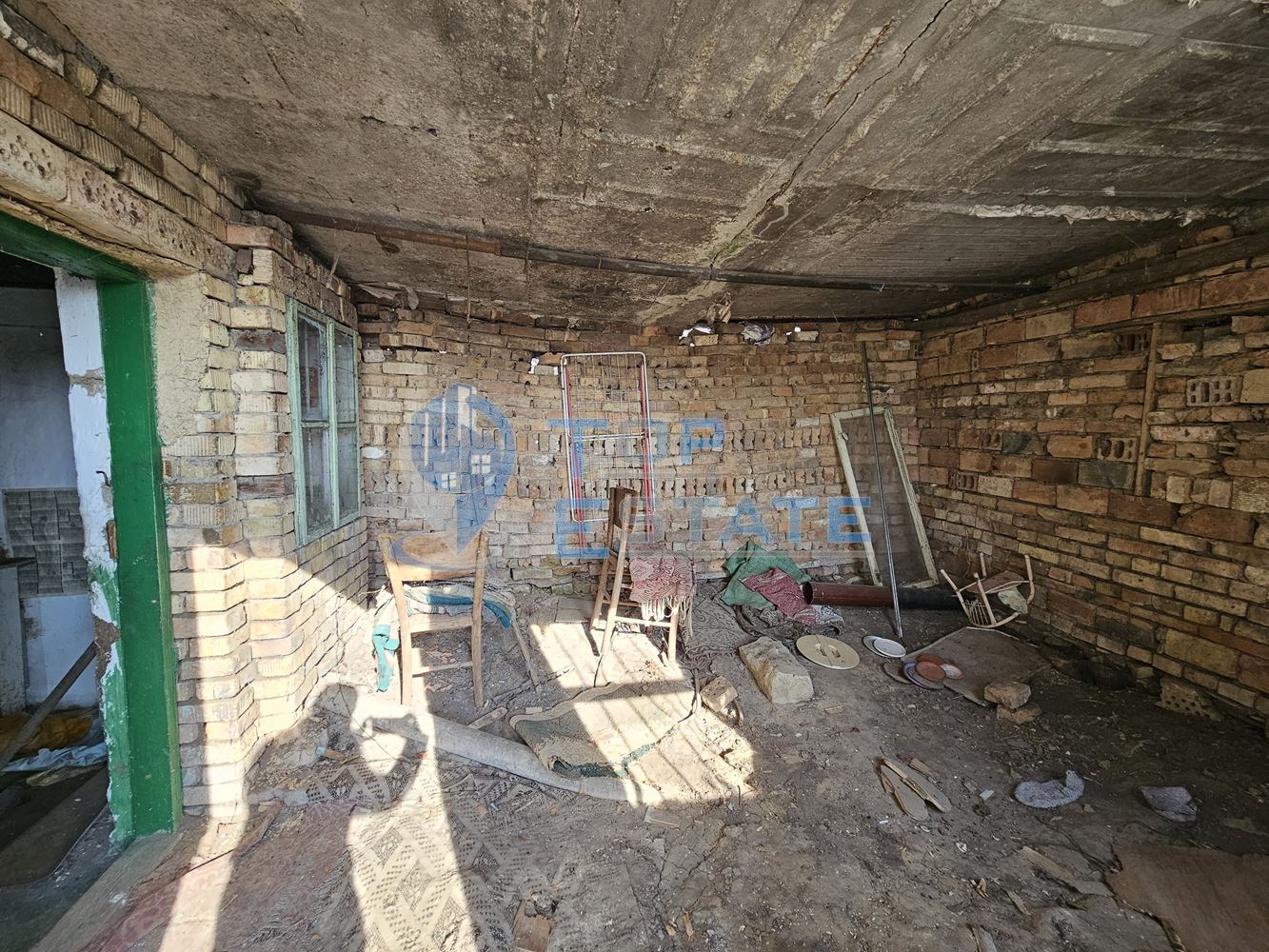 Голяма едноетажна тухлена къща с гараж в село Страхилово - 0