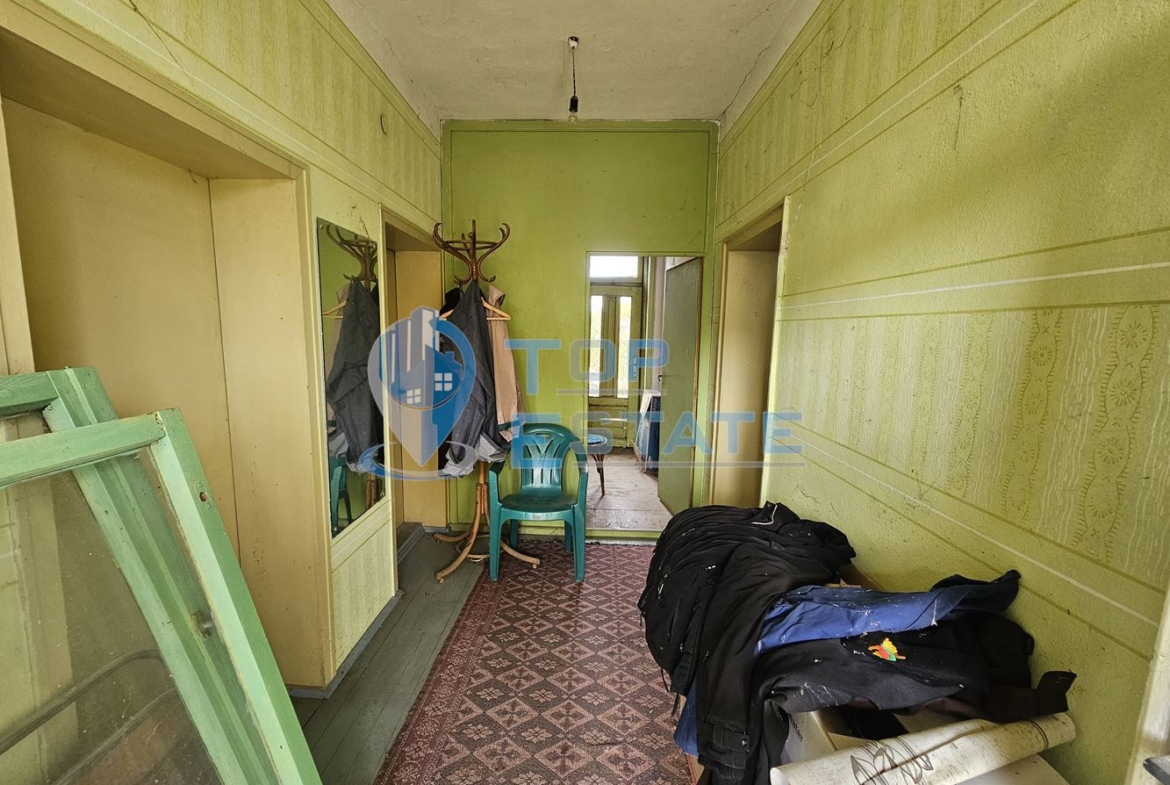 Масивна двуетажна къща с голям двор и гараж в село Караисен - 0