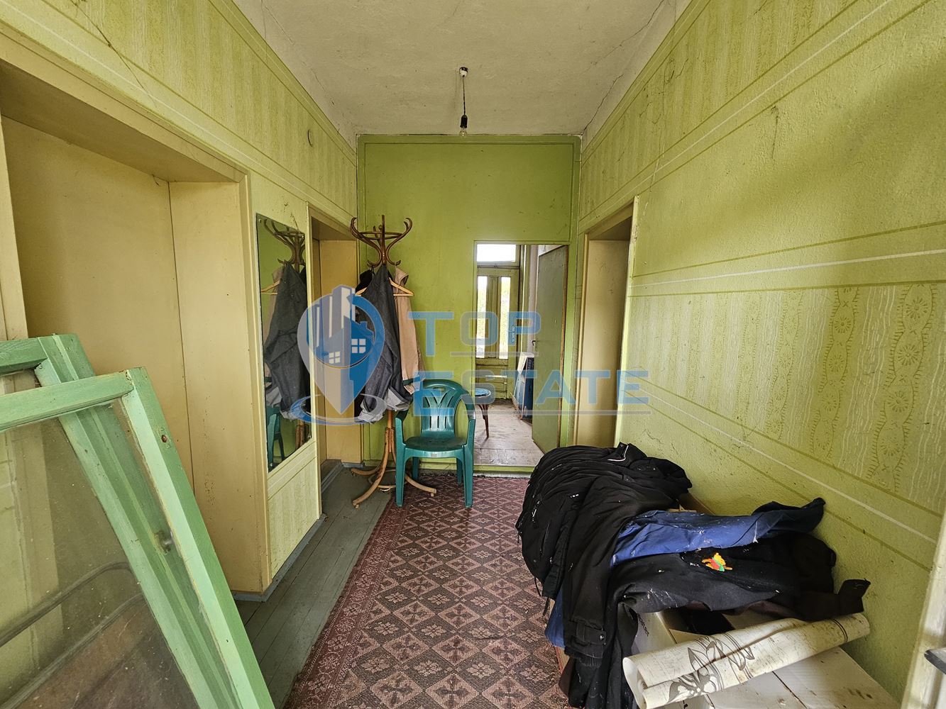 Масивна двуетажна къща с голям двор и гараж в село Караисен - 0