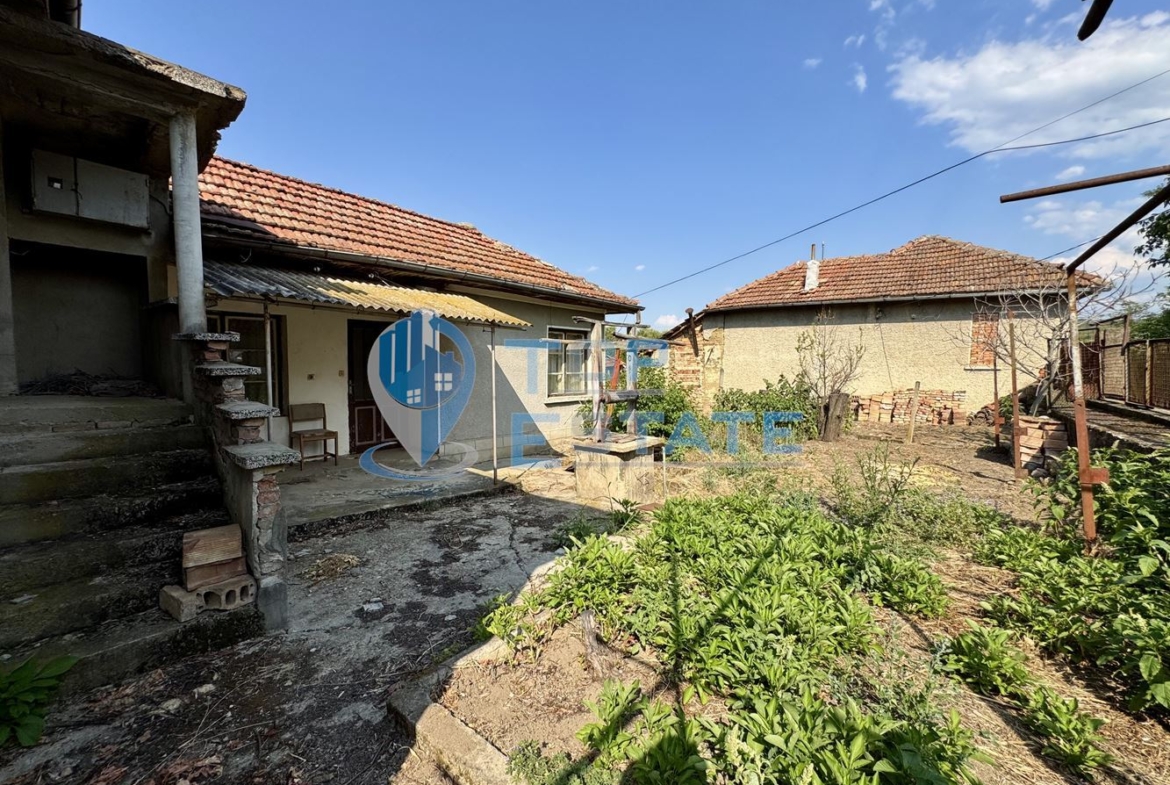 Тухлена къща с кладенец в село Добри дял, област Велико Търново - 0